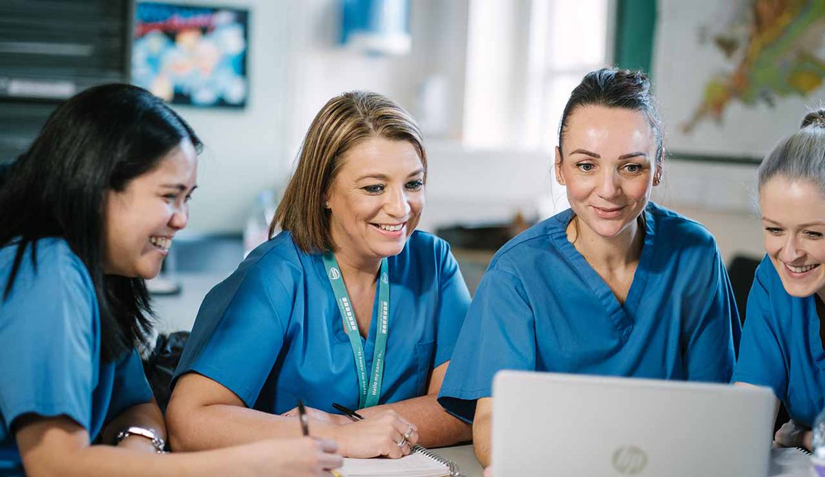 Nursing students, Group of students around a laptop