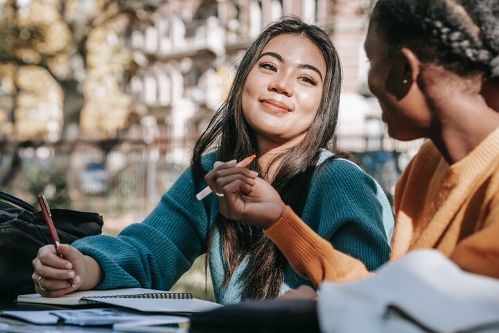 Studentstalking, Students talking